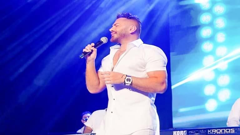 بحضور كامل العدد.. تامر حسني يتألق بحفل عالمي بالملابس البيضاء في بونتاكانا