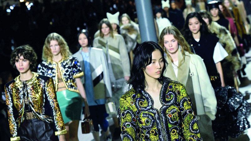 الامارات | «باريس للأزياء» يرسم ملامح موضة 2024