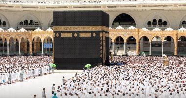 وسط منظومة خدمات متكاملة.. جموع المصلين يؤدون صلاة آخر جمعة من شعبان بالحرم