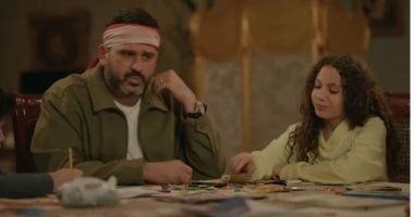 أكرم حسنى يقدم أغنية مسلسله بابا جه.. هؤلاء غنوا للأب أولهم هنيدى