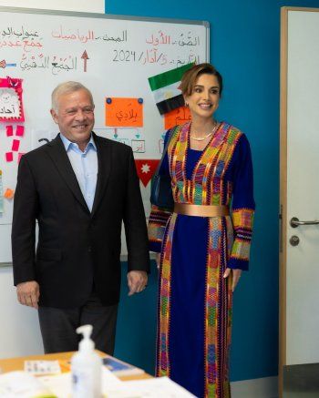 الملكة رانيا تتألق بالقفطان الملون بألوان نابضة بالحياة