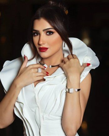 مي عمر بإطلالة أنيقة بالأبيض في الرياض