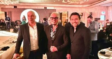 أحمد حسن برفقة التوأم وعمرو دياب على هامش قمة الكأس: عميد وعميد وهضبة