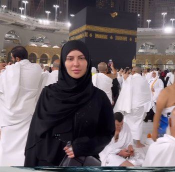 بالصور- مريم الدباغ بالعباءة والحجاب في السعودية
