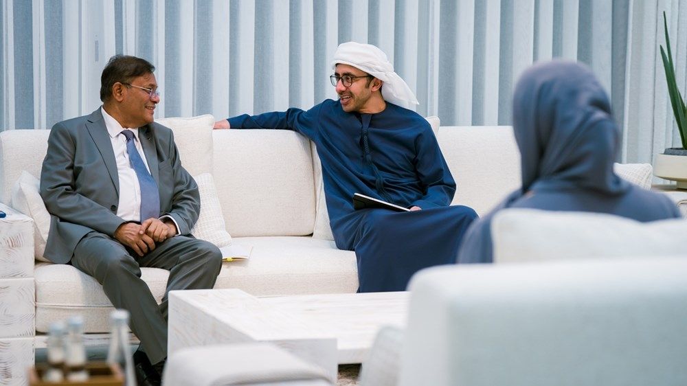 رئيس الدولة يتلقى رسالة خطية من رئيسة وزراء بنغلادش تسلمها عبدالله بن زايد