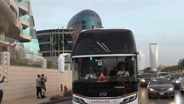 لاعبو الزمالك فى ملعب الأول بارك بعد وصول حافلة الفريق