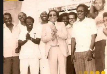 صورة نادرة لـ عادل إمام في السودان وهو شاب تعود لعام 1980