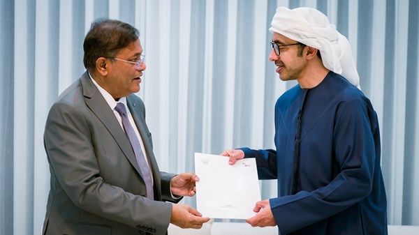 رئيس الدولة يتلقى رسالة خطية من رئيسة وزراء بنغلادش تسلمها عبدالله بن زايد