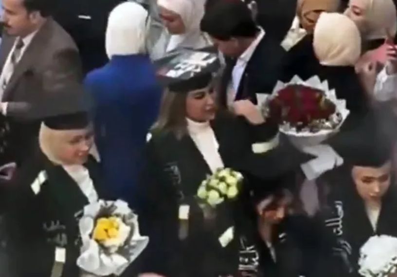 الامارات | فصل طالبة عراقية وضعت صورة صدام حسين على قبعة تخرجها