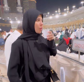 بالصور- مريم الدباغ بالعباءة والحجاب في السعودية
