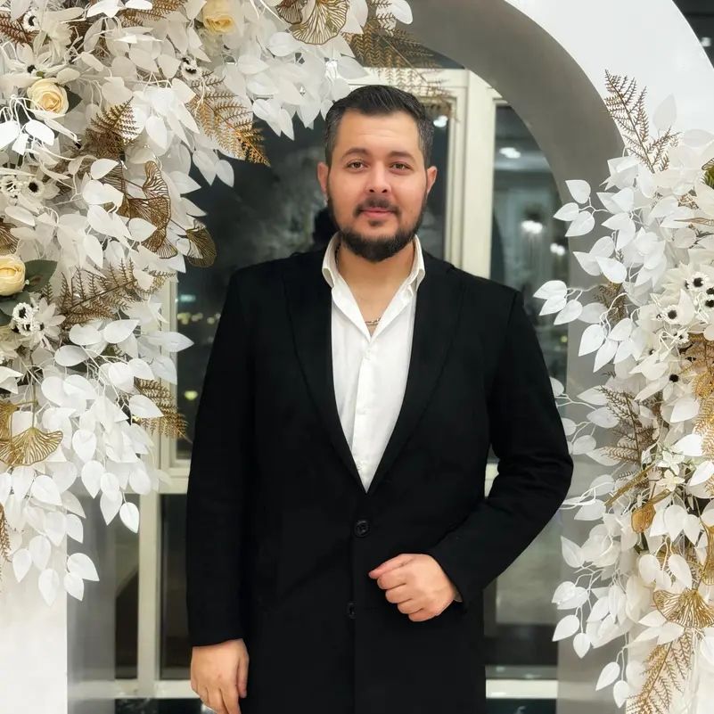 فنان مصري يوثّق تعرضه للضرب داخل مول شهير.. بسبب أكياس سكر!