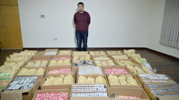 في عملية مشتركة بين وزارتي الداخلية الإماراتية والكويتية.. القبض على 3 أشخاص بحوزتهم 3,750,000 قرص من مادة مخدرة