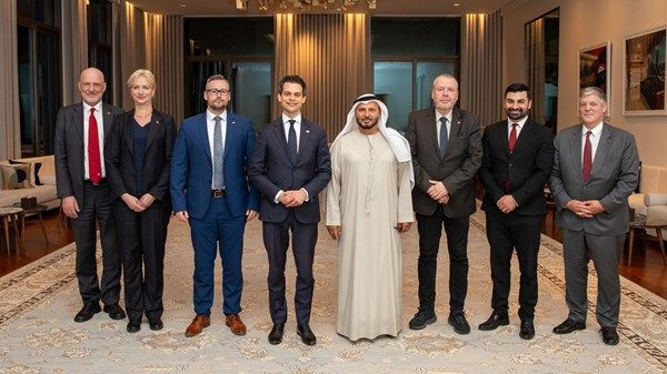 أنور قرقاش يلتقي وفداً برلمانياً ألمانياً