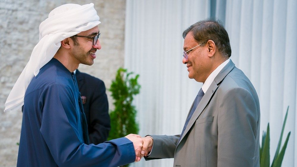 رئيس الدولة يتلقى رسالة خطية من رئيسة وزراء بنغلادش تسلمها عبدالله بن زايد