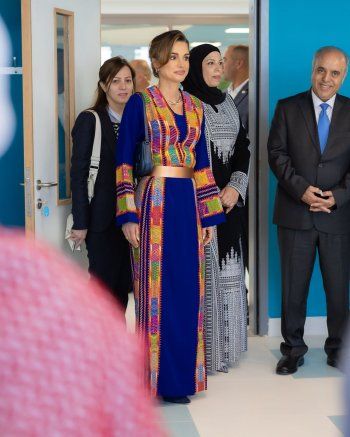 الملكة رانيا تتألق بالقفطان الملون بألوان نابضة بالحياة