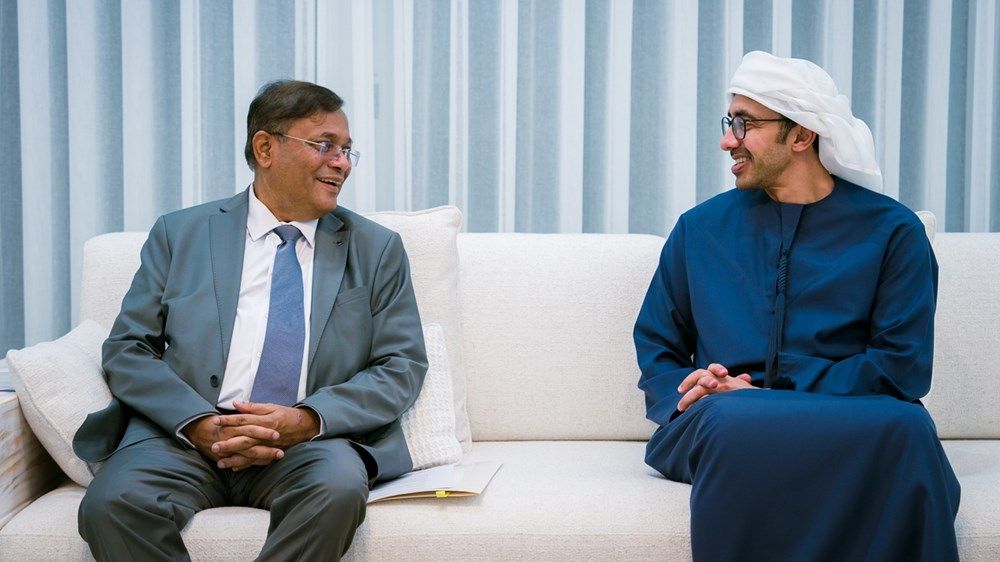 رئيس الدولة يتلقى رسالة خطية من رئيسة وزراء بنغلادش تسلمها عبدالله بن زايد