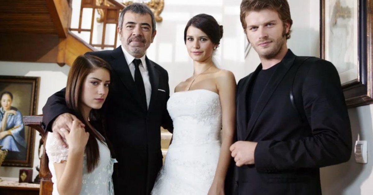 لقاء أبطال مسلسل العشق الممنوع بعد 17 عاماً من عرضه- بالفيديو