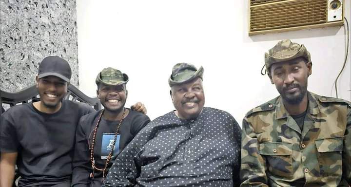 الطيران الحربي يجلي الفنان كمال ترباس إلى بورتسودان