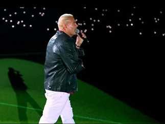 عمرو دياب يُسعد جمهور الأهلي والزمالك في حفل نهائي كأس مصر بالسعودية