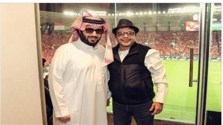 تركي آل الشيخ ينشر صورة له مع هنيدي من نهائي كأس مصر