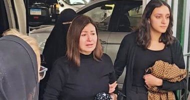 انهيار دينا رامز لحظة وصول جثمان والدتها لمسجد مصطفى محمود لأداء صلاة الجنازة