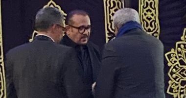 هشام عباس أول الحاضرين فى عزاء المخرج طارق الكاشف