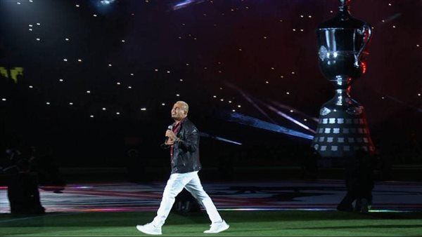 عمرو دياب يُسعد جمهور الأهلي والزمالك في حفل نهائي كأس مصر بالسعودية
