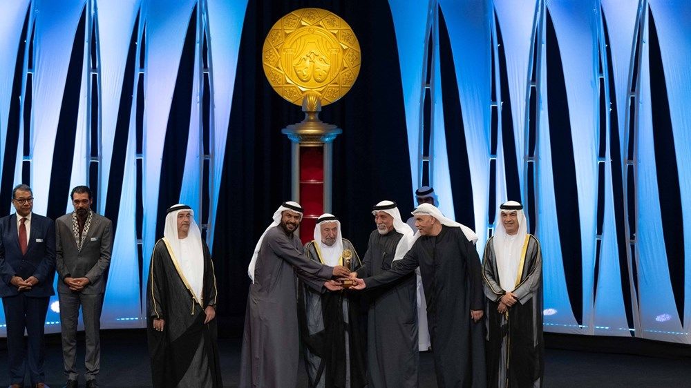 سلطان القاسمي يشهد حفل ختام أيام الشارقة المسرحية ويكرم الفائزين بجوائزها