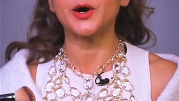 فراولة.. نيللي كريم تميل إلى الفرفشة في رمضان