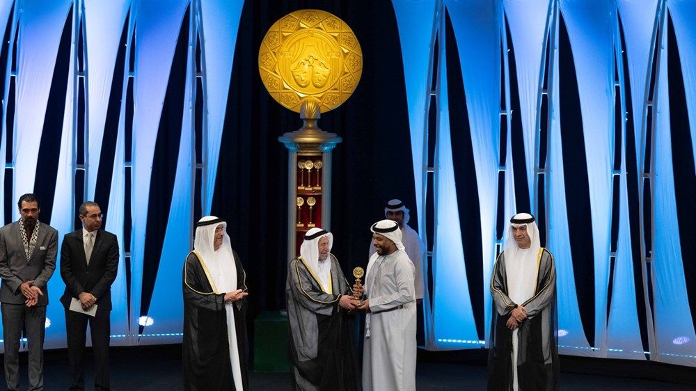 سلطان القاسمي يشهد حفل ختام أيام الشارقة المسرحية ويكرم الفائزين بجوائزها