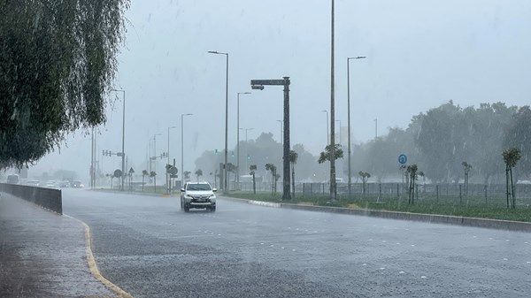 أمطار شديدة الغزارة على الدولة مصحوبة بالبرد أحياناً