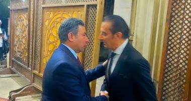 طارق علام يستقبل عزاء والدة زوجته بمسجد الحامدية الشاذلية