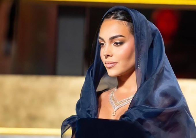 فيديو: جورجينا صديقة رونالدو تتجول مع أبنائها في مول بالرياض