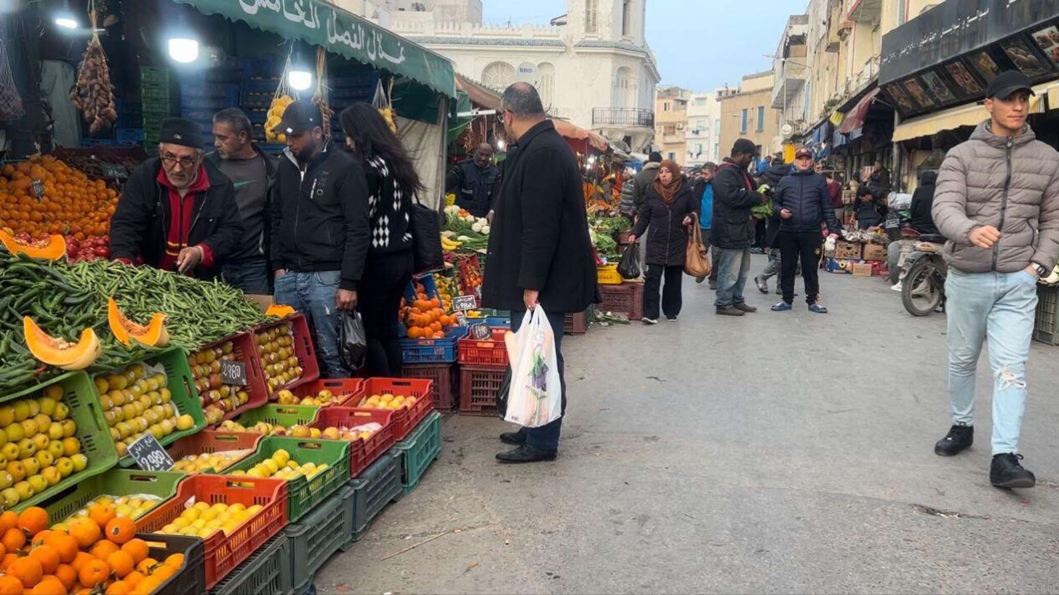 في ظل غلاء الأسعار وندرة المواد الأساسية.. كيف يقبل التونسيون على شهر رمضان؟.. فيديو وصور