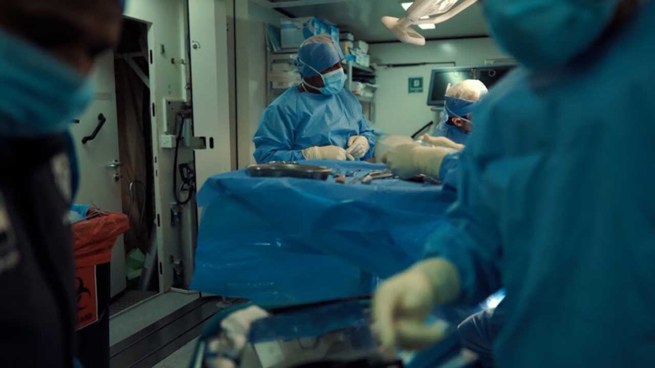 الخليج اليوم .. ضمن عملية الفارس الشهم 3 … المستشفى الميداني الإماراتي في غزة يوفر جهاز زراعة الجلد