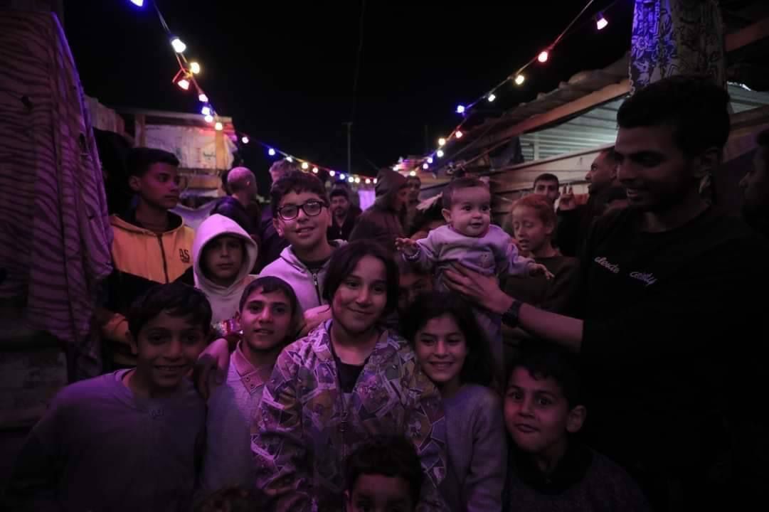 فرحة على أضواء النيران.. أطفال غزة يصنعون السعادة ابتهاجا بشهر رمضان..صور