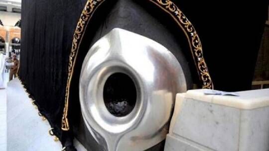 الخليج اليوم .. لم تيأس.. فتاة صغيرة تصر على تقبيل الحجر الأسود بعد محاولات لم تكلل بالنجاح (فيديو)