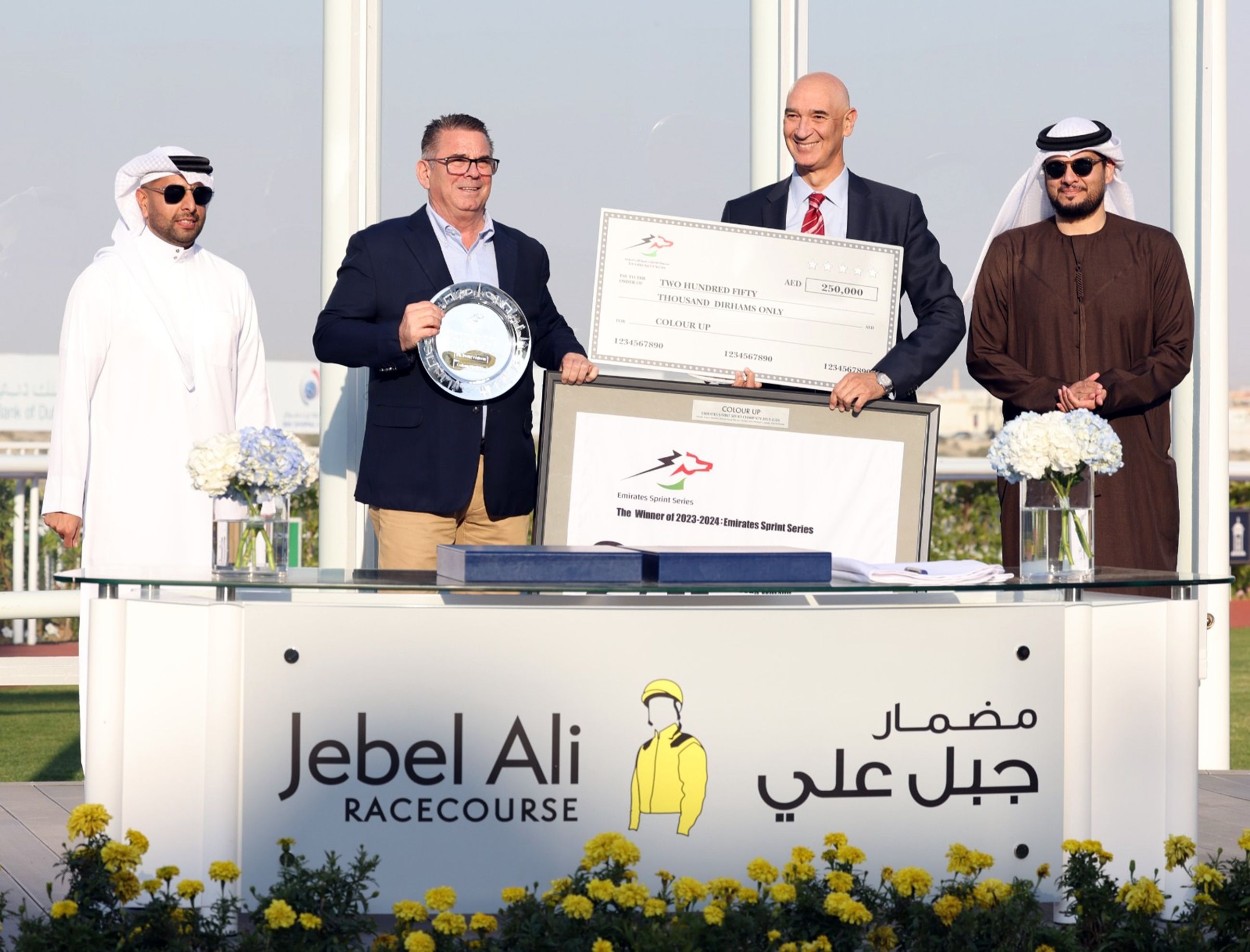 الامارات | الجواد "كولور آب" يتوج بلقب "سلسلة الإمارات لسباقات السرعة"