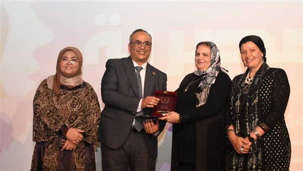قصور الثقافة تكرم عددا من الشخصيات لدورهن البارز في المجتمع