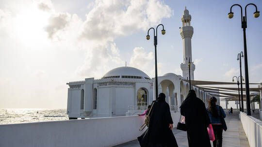 الخليج اليوم .. أخصائية اجتماعية سعودية: المرأة أكثر تبذيرا من الرجل وهذه المنطقة بالمملكة هي الأكثر تبذيرا