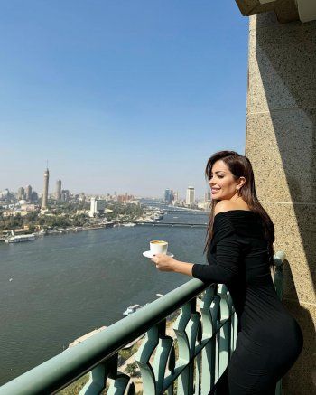 نسرين طافش تتناول وجبة الصباح الأخيرة قبل رمضان من أمام نهر النيل - بالصور