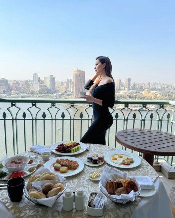 نسرين طافش تتناول وجبة الصباح الأخيرة قبل رمضان من أمام نهر النيل - بالصور