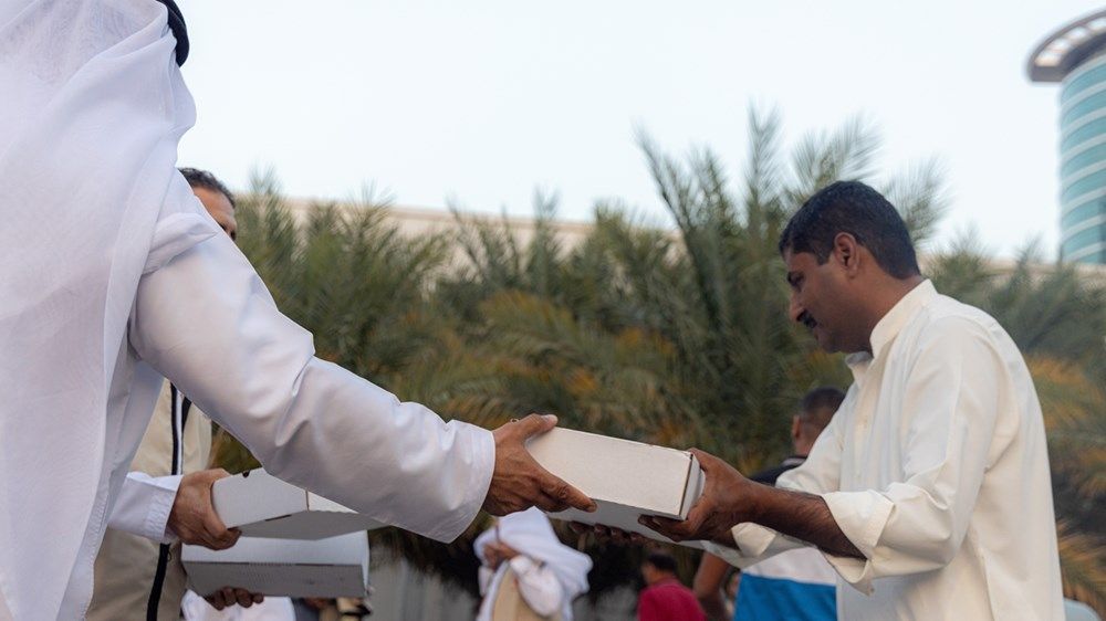 موائد إفطار صائم لـ«الهلال الأحمر» تستقبل مئات الصائمين في أول أيام رمضان