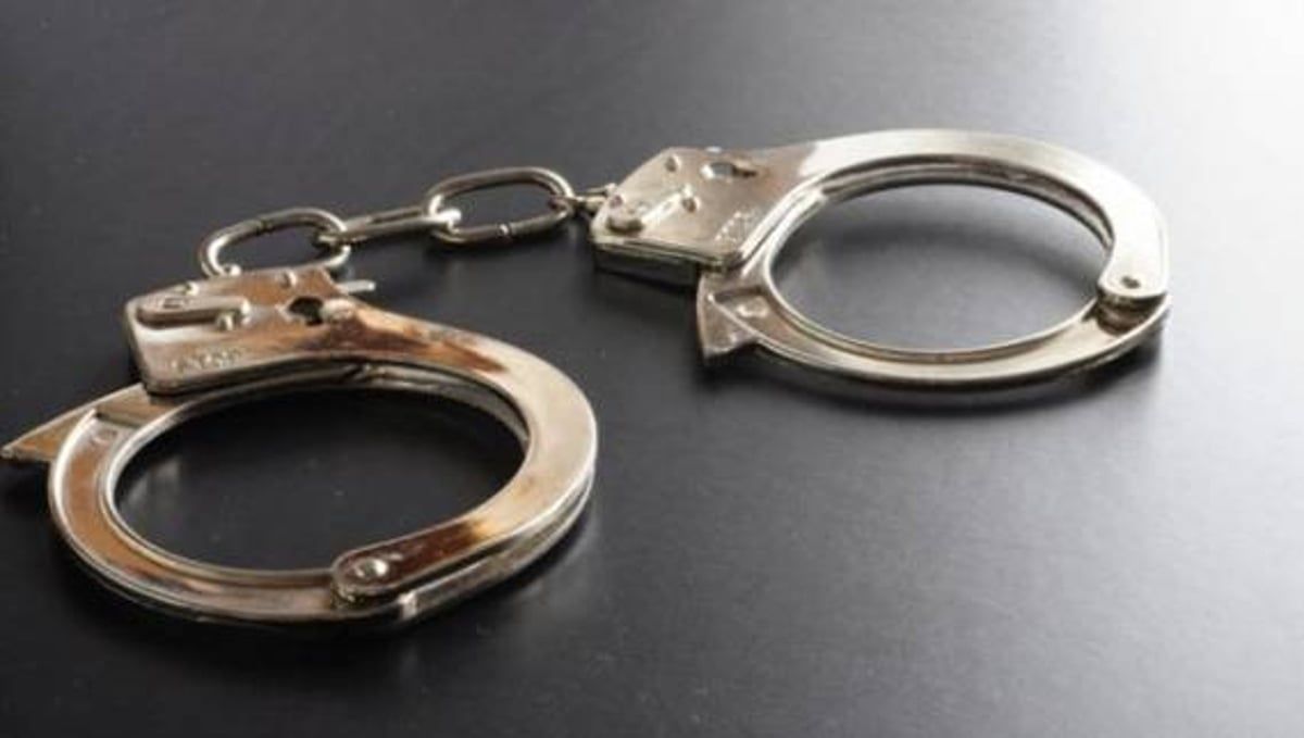 جدة.. القبض على شخصين سرقا 4 مركبات متوقفة في وضع التشغيل