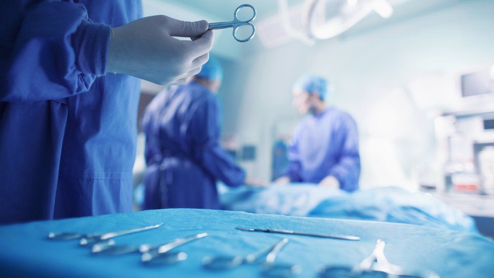 الامارات | صرصار طوله 4 سم داخل رئة رجل