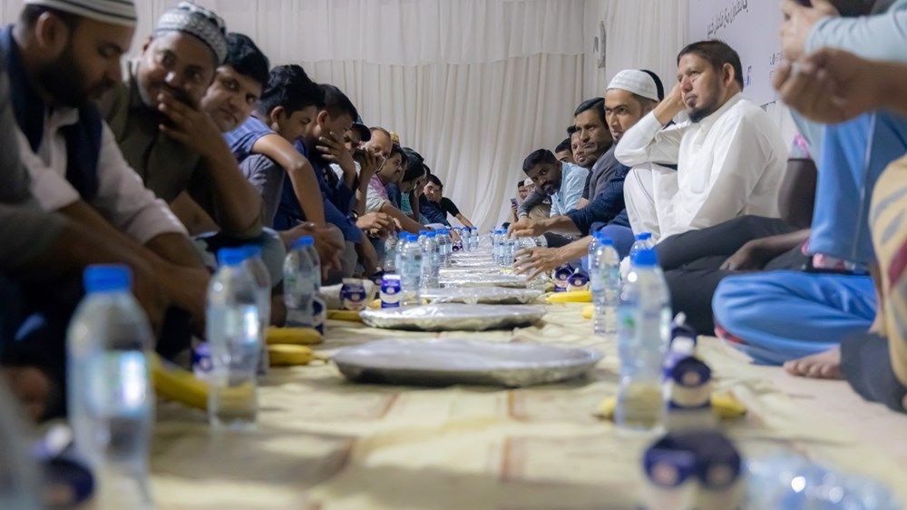 موائد إفطار صائم لـ«الهلال الأحمر» تستقبل مئات الصائمين في أول أيام رمضان