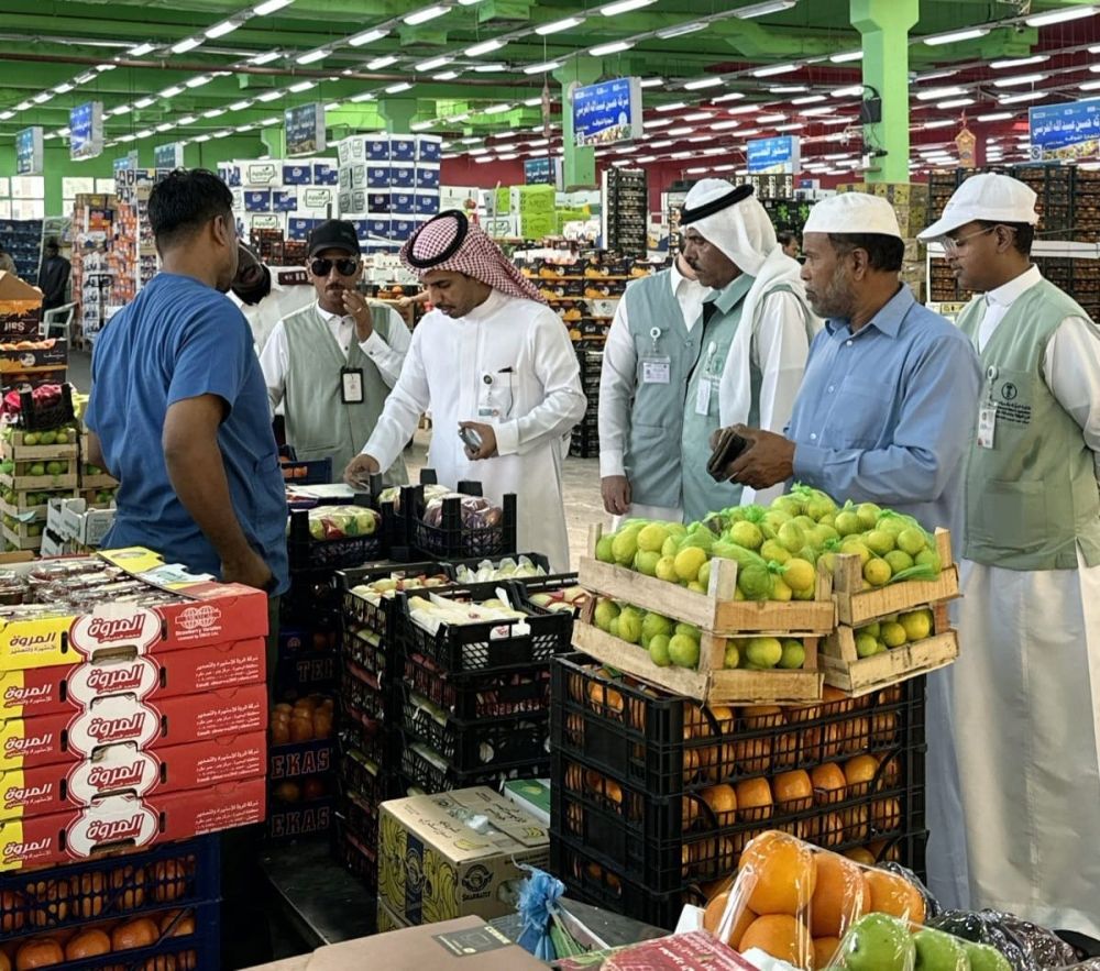 تكثيف الجولات الرقابية في أسوق الخضار والفواكه والمواشي بالعاصمة المقدسة