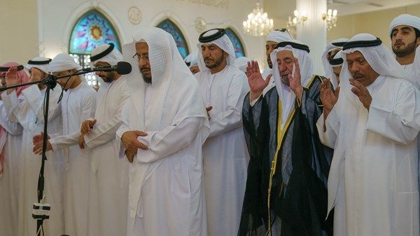 حاكم الشارقة يؤدي صلاة الجنازة على جثمان صقر بن راشد القاسمي