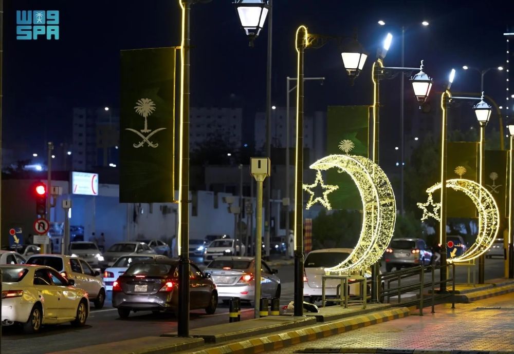 العاصمة المقدسة.. الميادين تزدان بالفوانيس احتفالًا بالشهر الفضيل