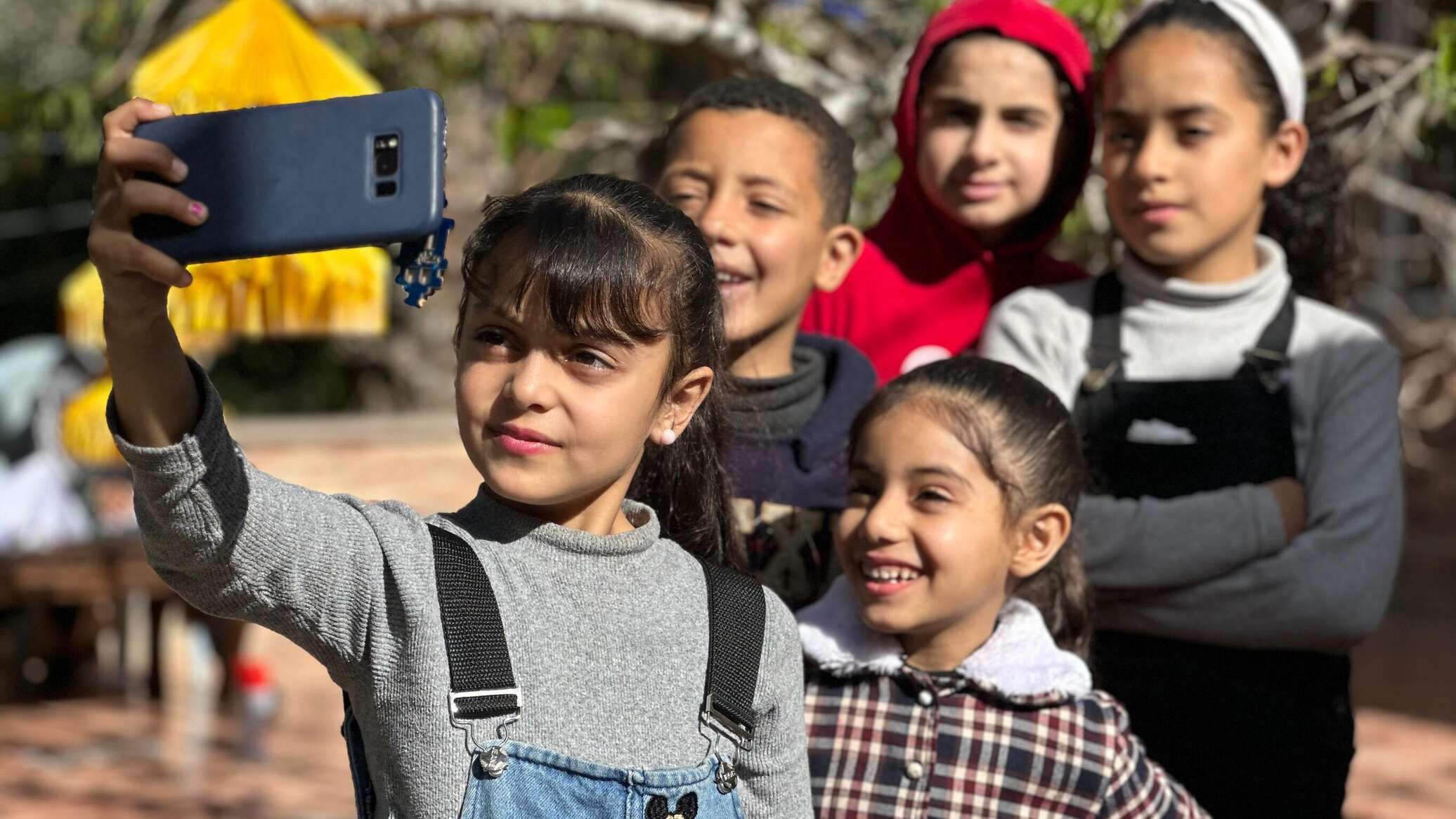 أطفال غزة يصنعون فوانيس رمضان من بقايا كتبهم المدرسية